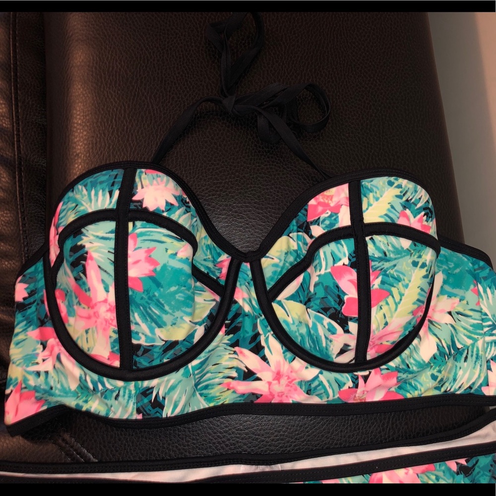 Tropical bikini - Picture 2 of 3